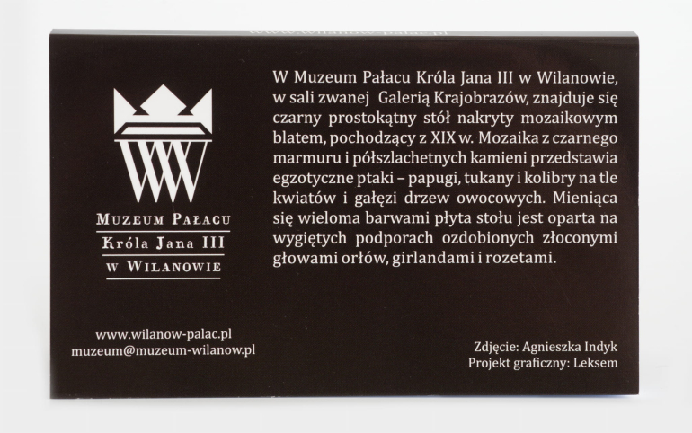 Czarna kartka z tekstem i logotypem Muzeum Pałac Króla Jana III w Wilanowie. 