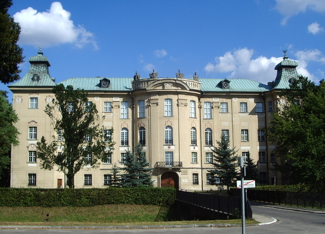 Kolorowe zdjęcie współczesne. Przedstawia zabudowania architektoniczne. Jest to Pałac w Rydzynie, przebudowany przez Rafała Leszczyńskiego w końcu XVII w.