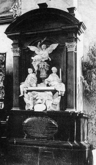 Czarno-białe zdjęcie archiwalne. Przedstawia wnętrze kościoła i ołtarz boczny. Jest w nim nagrobek Stanisława Daniłowicza (zm. 1636), który znajdował się w kolegicie w Żółkwi. Nagrobek został silnie uszkodzony po 1945 roku.