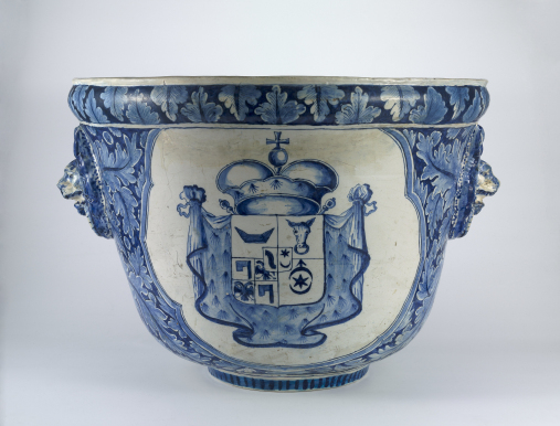 Waza ogrodowa z XVIII wieku z herbem Elżbiety Sieniawskiej