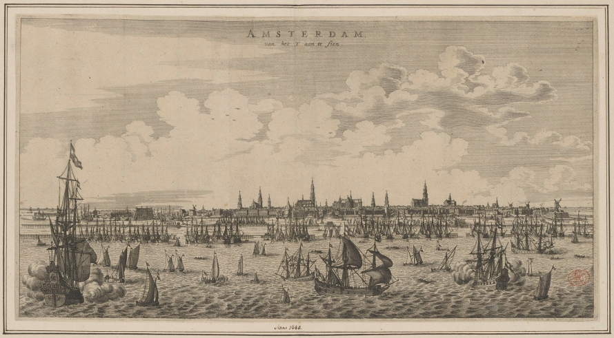 Stara rycina. Przedstawia widok na Amsterdam. Na pierwszym planie zatoka z płynącymi statkami i łodziami. W tle widok na miasto. Ponad połowę grafiki zajmuje niebo z chmurami.
