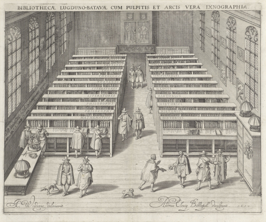 Rycina przedstawia wnętrze biblioteki. Jest to Biblioteka Uniwersytetu w Lejdze. Na pierwszym planie mężczyźni ubrani w stroje historyczne. Pomiędzy regałami, które są opisane tematycznie, spacerują mężczyźni. 