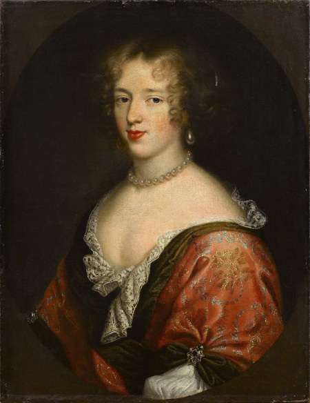 Portret młodej kobiety z jasnymi włosami. Ubrana w jedwabną suknię z motywami roślinnymi. Duży dekolt, na szyi i w uszach perły. Jest to portret księżnej de Conti. 