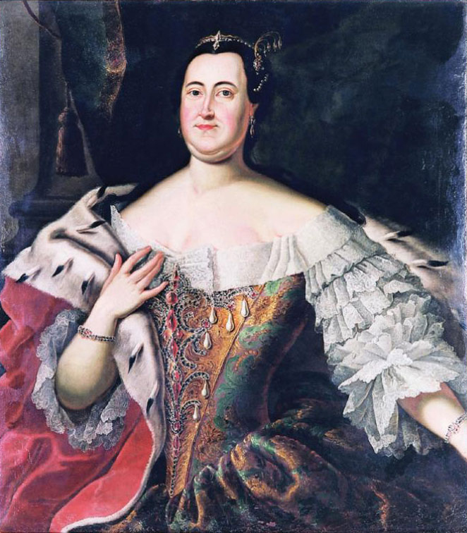 Portret olejny we wnętrzu. Kobieta stoi na tle fragmentu kolumny i ciemnej kotary. Kobieta ubrana w barwną suknie z dużym dekoltem i rękawami z falbankami. Na prawym ramieniu czerwony płaszcz podszyty gronostajem. Kobieta ma ciemne włosy spięte do tyłu i zdobione biżuterią. Jest to portret Katarzyny Ludwiki z Sapiehów Sapieżyny z 18 wieku. 