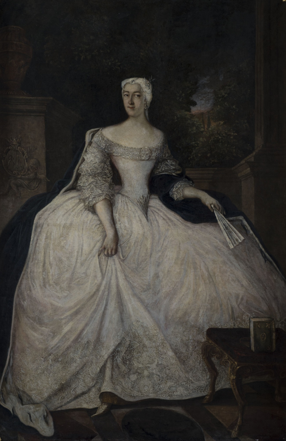 Portret kobiety w jasnej sukni, z wachlarzem w dłoni. Kobieta stoi we wnętrzu z widokiem na okno i pejzaż. Patrzy prosto przed siebie, ma spięte jasne włosy i duży dekolt w sukni, która sięga do samej ziemi. Jest to portret Teofili z Działyńskich Szołdrskiej Potulickiej. 