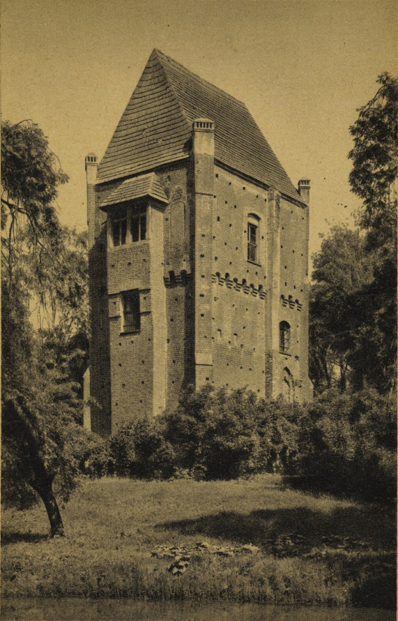 Stare, archiwalne zdjęcie lub pocztówka. Przedstawia wysoką budowlę ze spadzistym dachem na tle pejzażu. Jest to Baszta Czarnej Księżniczki w Szamotułach.