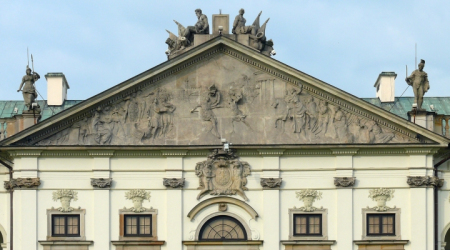 Płaskorzeźba na tympanonie frontowym pałacu Jana Dobrogosta Krasińskiego w Warszawie. Przedstawia pojedynek Marcusa Valeriusa Messalli Corvinusa z Galem.