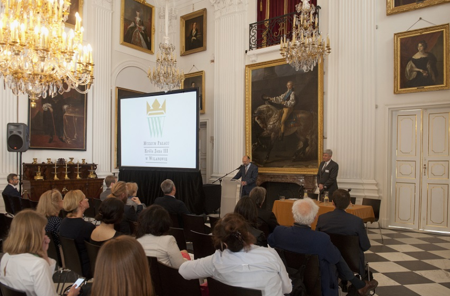 ludzie zebrani na seminarium słuchający prowadzącego