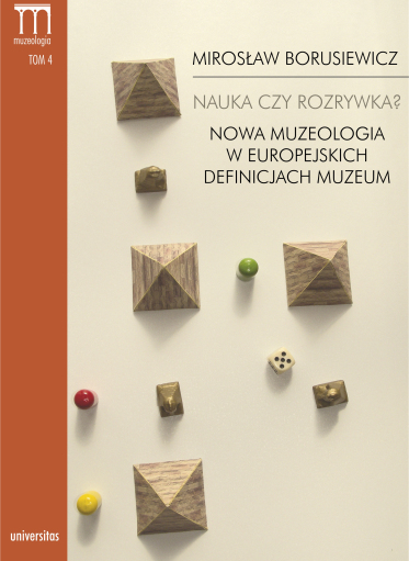 Okładka książki, na której są drewniane elementy w formie piramid, kostka do gry, pionki.