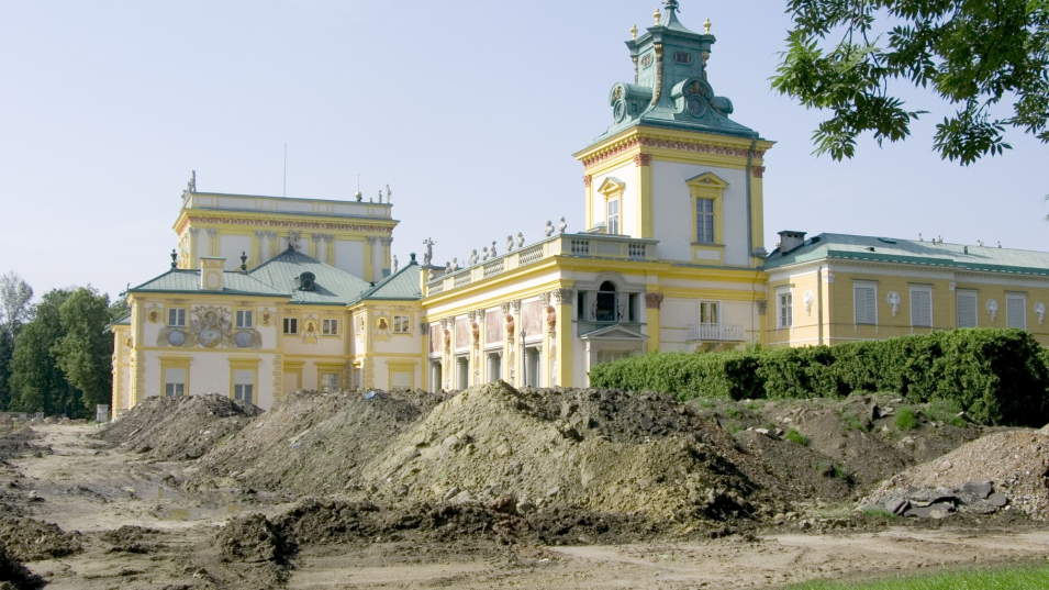 Na pierwszym planie wykopy, na drugim pałac wilanowski.