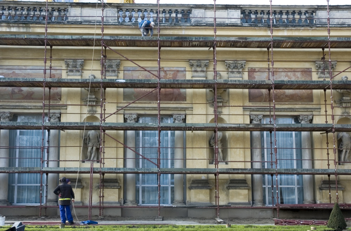 Elewacje pałacu w trakcie prac restauratorskich