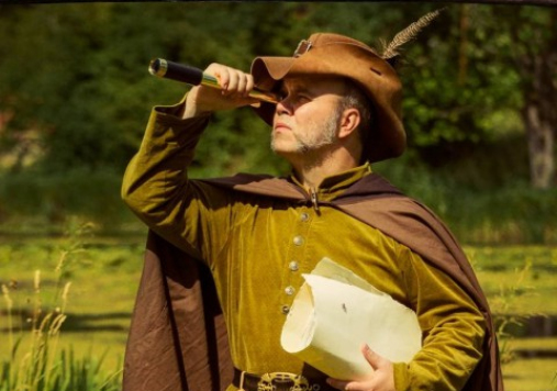Postaci w historycznych strojach związanych z dawnymi zawodami