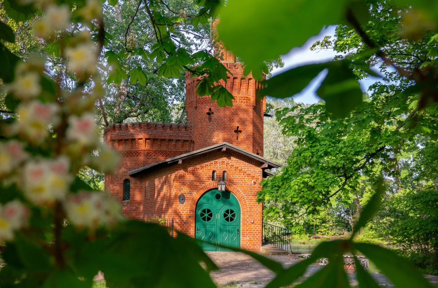 Budynek Pompowni nad jeziorem.