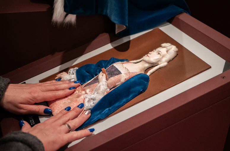 Portret Marii Klementyny Sobieskiej w wersji dotykowej, dotykają go damskie dłonie.